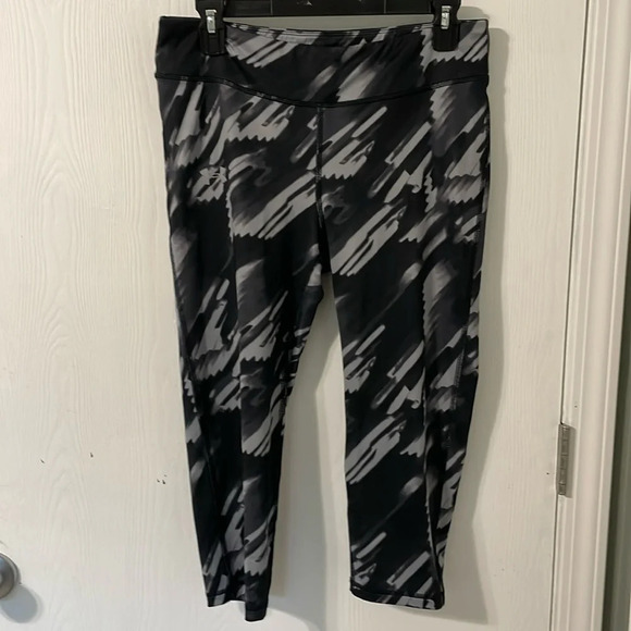 Under Armour Pants - 💰Under Armour Fitted Black & White Camo Print Capris Size Youth XL Women’s Med